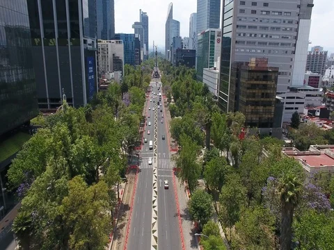 Drone flying over Paseo de la Reforma Mexico City  Vidéo 74628922