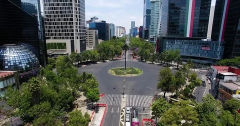 Drone flying over Paseo de la Reforma Mexico City  Vidéo 74629143