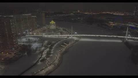 Drone flying over Pavshinsky Bridge toward St. Nicholas church in winter night Vidéo 320240811