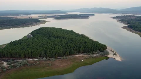 Drone flying over the peninsula of La Cuerda del Pozo Reservoir in Spain Видео 342606898