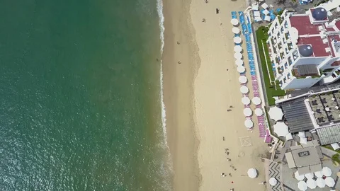 Drone flying over playa de los cabos Mexico in luxurious hotel zone Vidéo 104794883