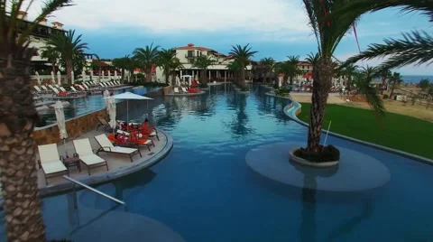 Drone flying over pool in beach hotel in Los Cabos Mexico Vidéo 68411208