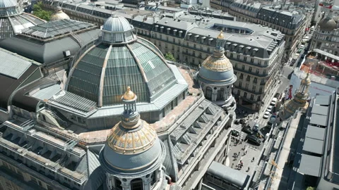 Drone flying over Printemps Haussmann luxury mall, Paris. Aerial top down Vídeo Stock 218379952
