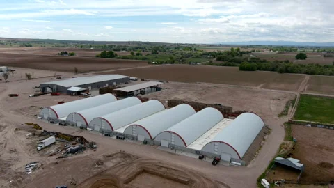 Drone flying over a produce processing plant and farms in Parma Idaho Vidéo 276673260