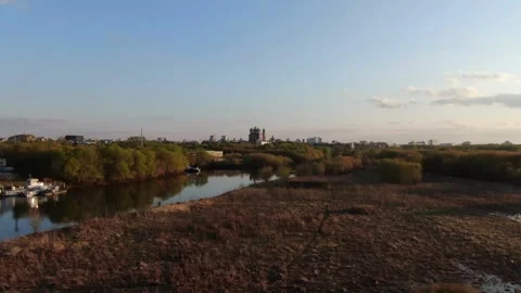 Drone flying over river towards Ryazan Kremlin at sunset Vidéo 320900521
