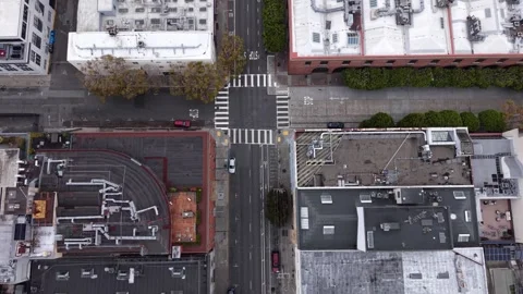 Drone flying over San Francisco street and buildings Vídeos de archivo 346083727