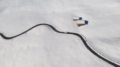 Drone flying over small wooden log cabin and road 스톡 동영상 167020175