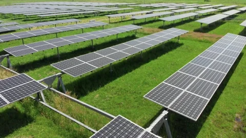Drone Flying Over Solar Panels 動画素材 133743675