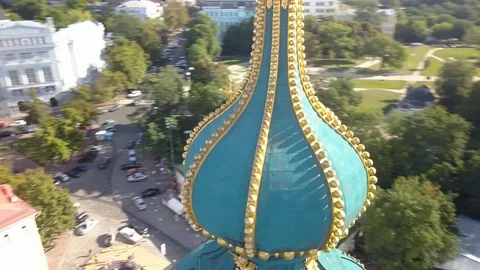Drone flying over St Andrew's Church on top of the Andriyivskyy Descent in Kiev, 動画素材 114677679
