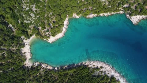 Drone flying over turquoise water and green forest on maslinica beach, hvar 库存影片 336937242