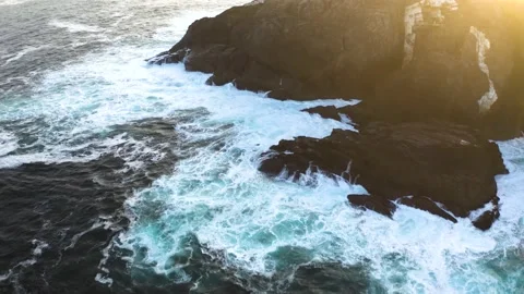 Drone flying over waves crashing on rocks on the coast of Spain 库存影片 168758746