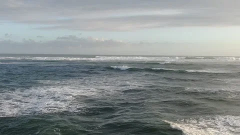 Drone flying over the waves ocean Vidéo 303629964