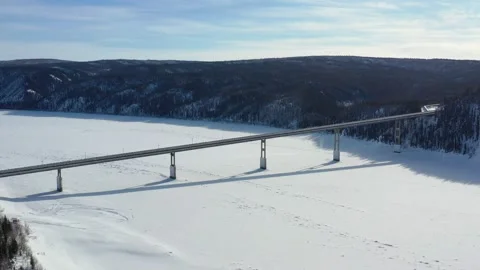 Drone Flying Over the Yukon River Bridge along the Dalton Highway / Winter Vídeo Stock 134586484