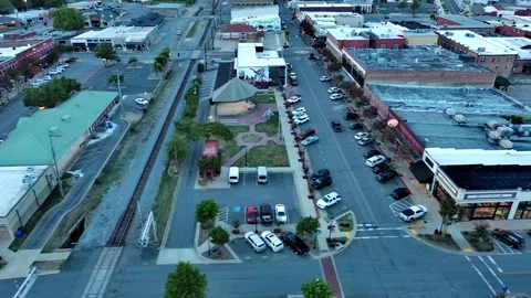 Drone flying parallel to Main Street in Conway, Arkansas bear city hall. Stock-Footage 203830553