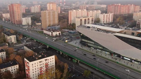 Drone flying right alongside Shchyolkovsky bus terminal Vidéo 325783183