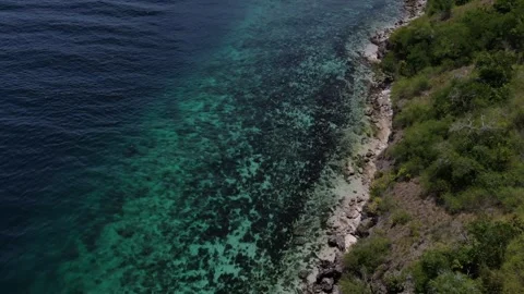 Drone Flying By The Shore Vidéo 303476451