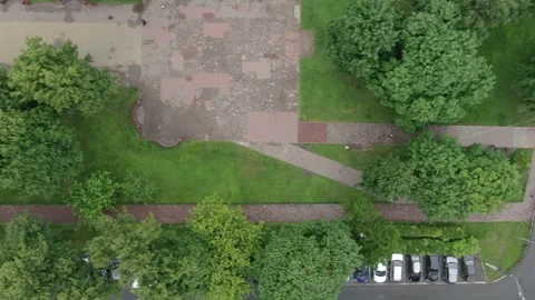 Drone flying sideways above road and park Vidéo 327732087