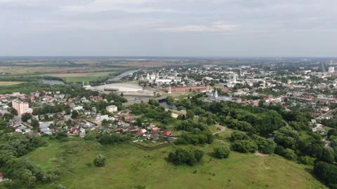 Drone flying sideways above town and river landscape 库存影片 333819105