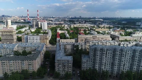 Drone flying sideways and upward over Moscow skyline Vidéo 328993077