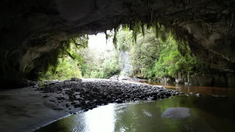 Drone Flying Through a Cave Arch. 库存影片 269030329