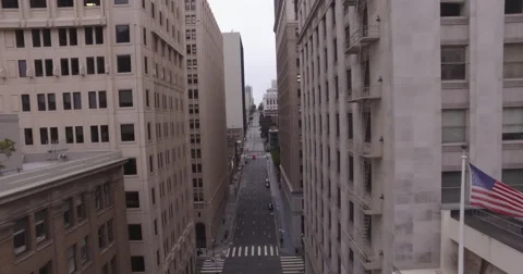 Drone flying through empty streets of a financial district Vidéo 67652078