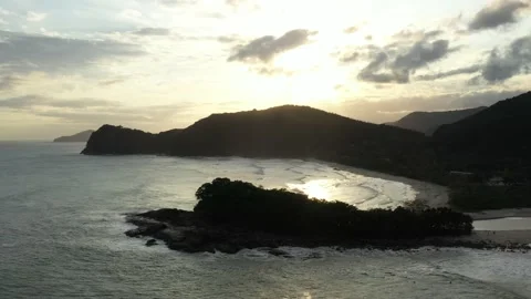 Drone Flying Through A Peninsula And Revealing A Beach During the Sunset Vidéo 141130615