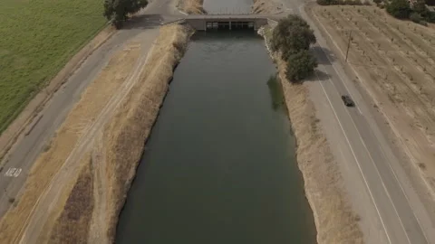 Drone flying through river alongside car 库存影片 251838951