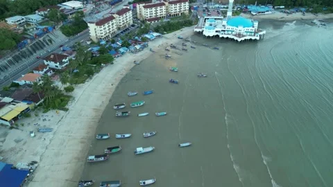 Drone Flying Toward Floating Mosque Over Fishing Boats, Penang Stockbeeldmateriaal 348421100