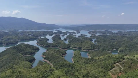 Drone flying toward Ta Dung Lake from the shoreline, Dak Nong 스톡 동영상 337404958