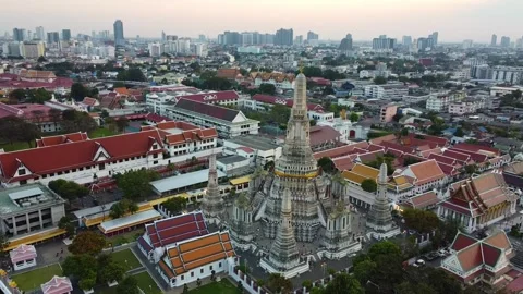 Drone Flying Toward Wat Arun with Bangkok Skyline Stock-Footage 332573347