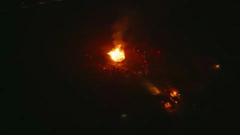 Drone flying towards huge campfire, icelandic cultural night on new years eve Vídeo Stock 329466598