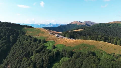 Drone flying towards mountain pass with parking lot and restaurant 库存影片 341481791