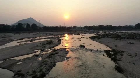 Drone flying towards sun through surface of water in the river. 库存影片 157535775