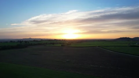 Drone Flying Towards Sunset. Vídeo Stock 229430420