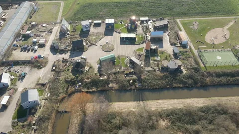 Drone flying towards tiny house community and tilting down to small houses Vidéo 171403383