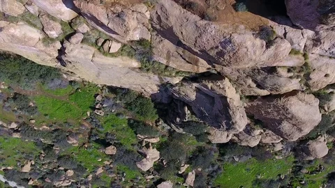 Drone flyng over the edge of a cliff 4k 24fps Vídeo Stock 72423219