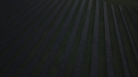 Drone flyover above large solar panel farm in countryside England Vidéo 334630949