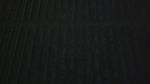 Drone flyover above large solar panel farm in countryside England Vidéo 334690093