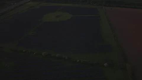 Drone flyover above large solar panel farm in countryside England Vidéo 334690159