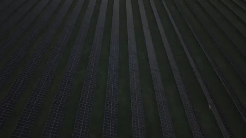 Drone flyover above large solar panel farm in countryside England Vidéo 334690163