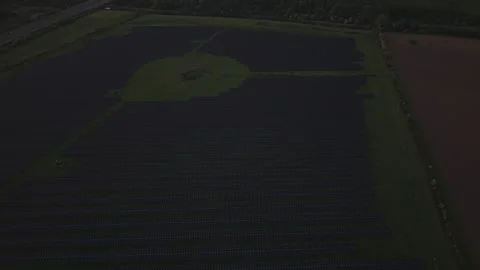 Drone flyover above large solar panel farm in countryside England Vidéo 334690455