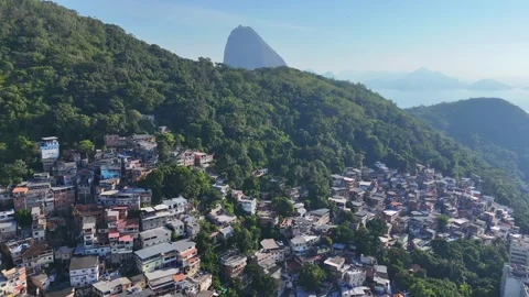 Drone flyover of Babilônia favela with Sugarloaf Mountain, Rio de Janeiro Video stock 328023402