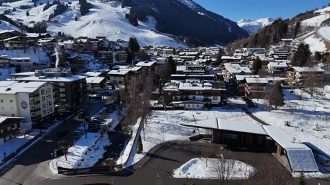Drone flyover of a bus stop in Saalbach-Hinterglemm village Vídeos de archivo 328249076