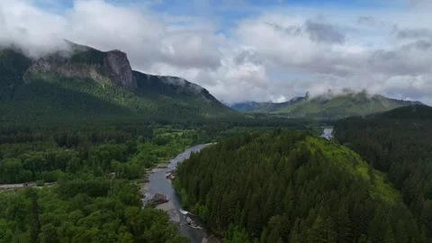 Drone flyover of Cispus River with mountains Vidéo 345000125