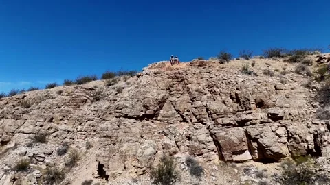 Drone flyover of couple on cliff above La Verkin Utah Vídeo Stock 340580680