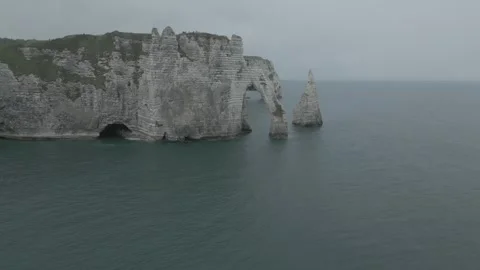 Drone flyover of the famous Porte d&amp;#039;Aval arch, Etretat, France 스톡 동영상 337872136