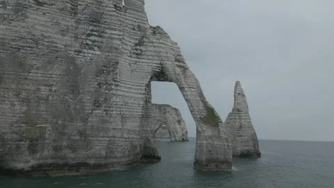 Drone flyover of the famous Porte d&amp;#039;Aval arch, Etretat, France Video stock 337873089