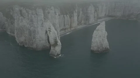 Drone flyover of the famous Porte d&amp;#039;Aval arch, Etretat, France 스톡 동영상 337875698
