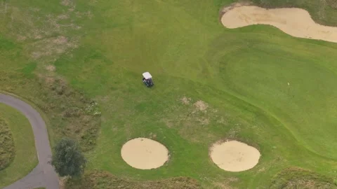 Drone flyover: lush golf course with bunkers and fairways, 18 holes Vídeos de archivo 315857241