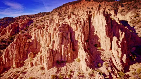 Drone flyover revealing steep red cliff edges Vidéo 334372353
